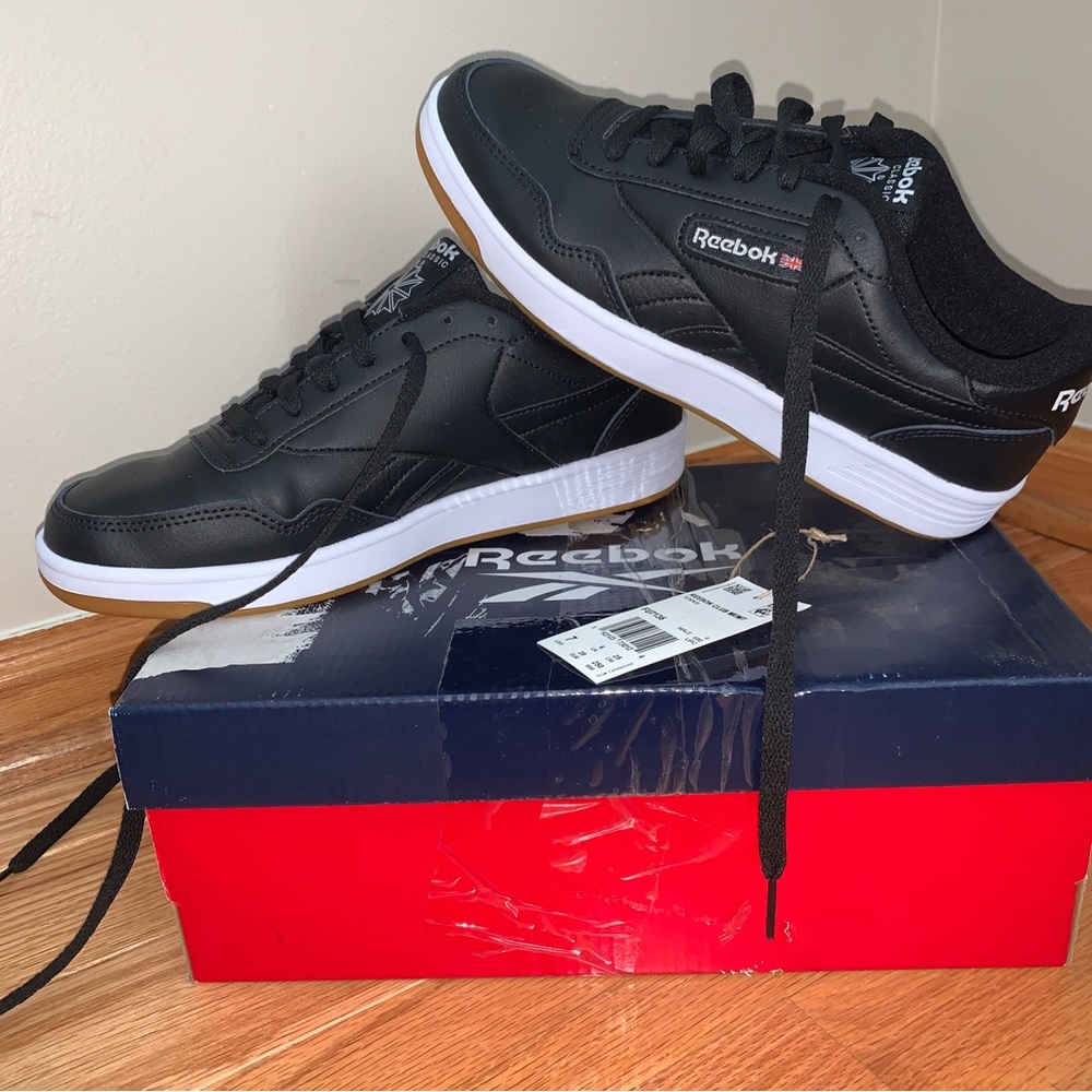 New Reebok Club Memt Men’s Sneaker Black and White Size 7